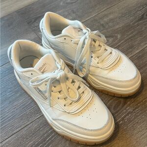 Reebok women’s club c sneakers sz7.5